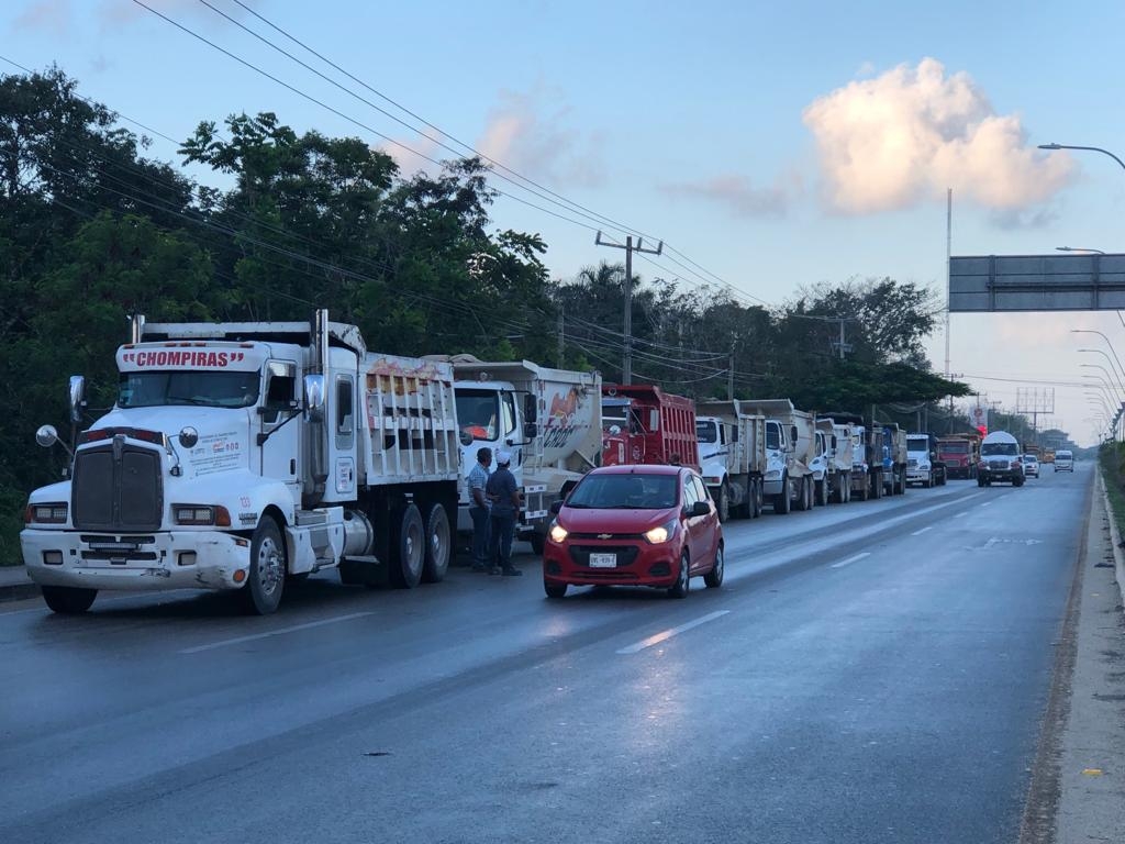 Las unidades pesadas fueron estacionadas sobre la avenida López Portillo en Cancún a modo de protesta por transportistas