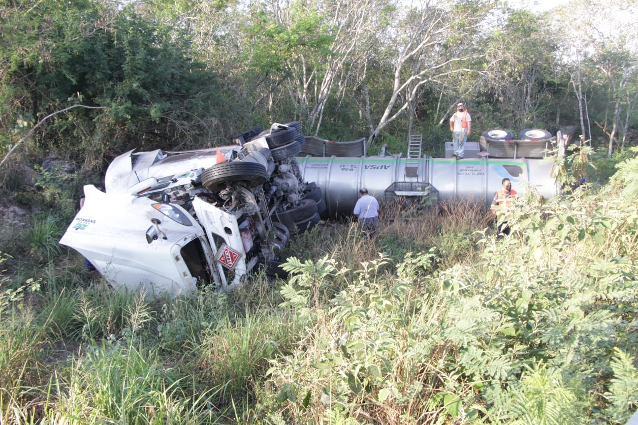 Vuelca camión que transportaba combustible en la carretera Mérida-Cancún