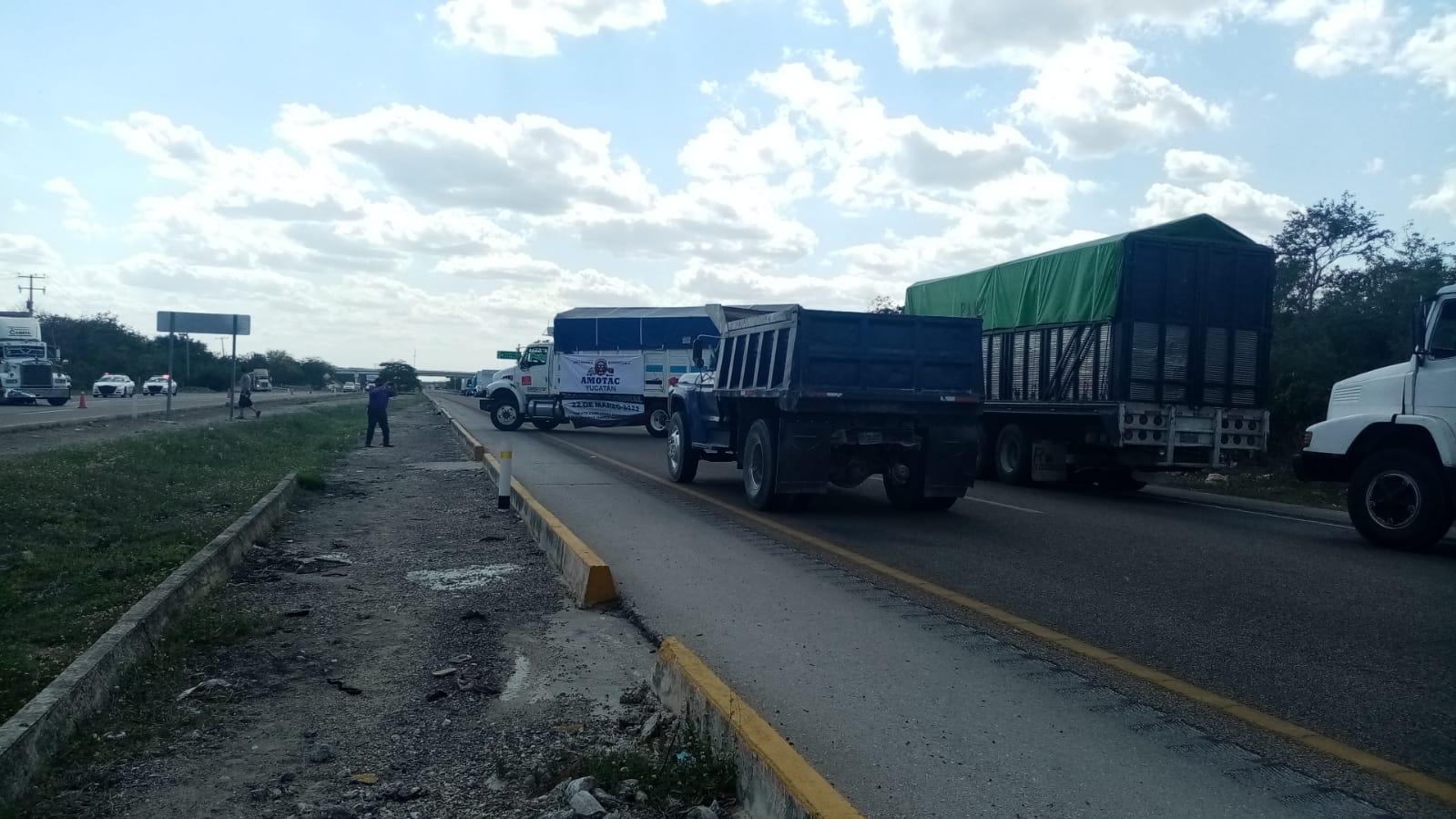 Continúa la manifestación de transportistas en la carretera Mérida-Campeche: EN VIVO