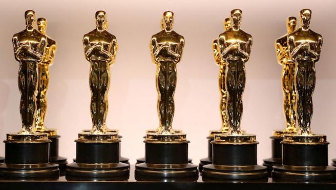 La estatuilla del Óscar es de bronce sólido bañada en oro de 24 quilates. Mide 34 cm y pesa 3,8 kilos.