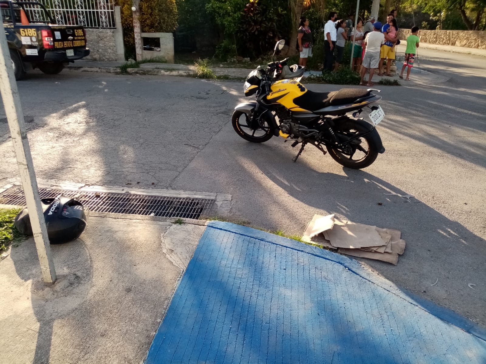 El conductor de la motocicleta quedó sobre el vehículo tras el impacto