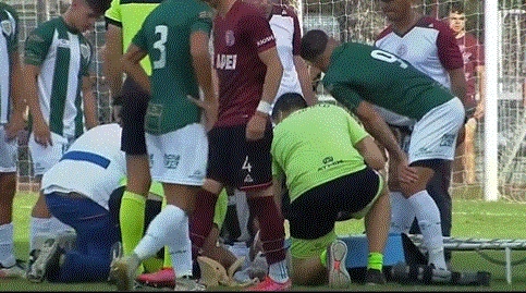 Debido a la gravedad de la lesión, Lautaro fue retirado de la cancha en camilla