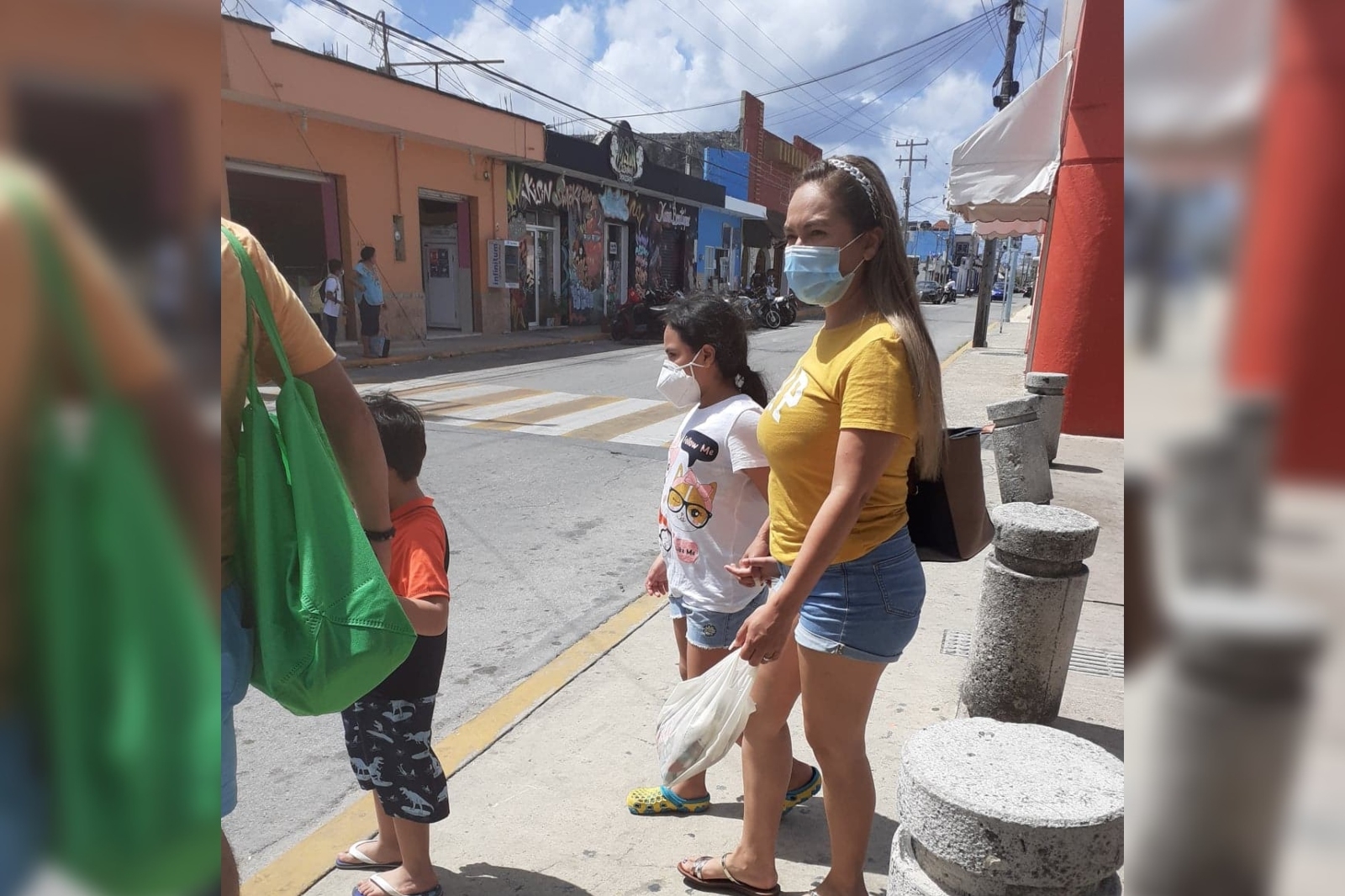 Varias familias de Cozumel mantuvieron el empleo del cubrebocas mientras salían a realizar sus actividades diarias en la ínsula