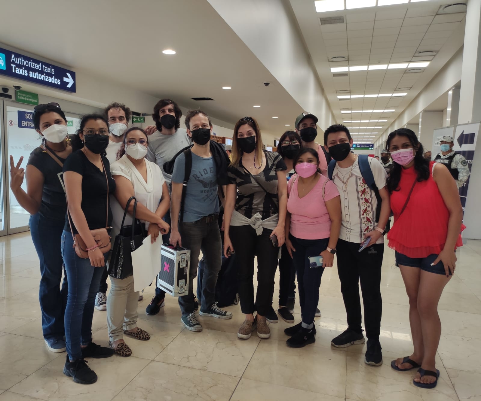 Fans despiden a La Oreja de Van Gogh en el aeropuerto de Mérida: VIDEO
