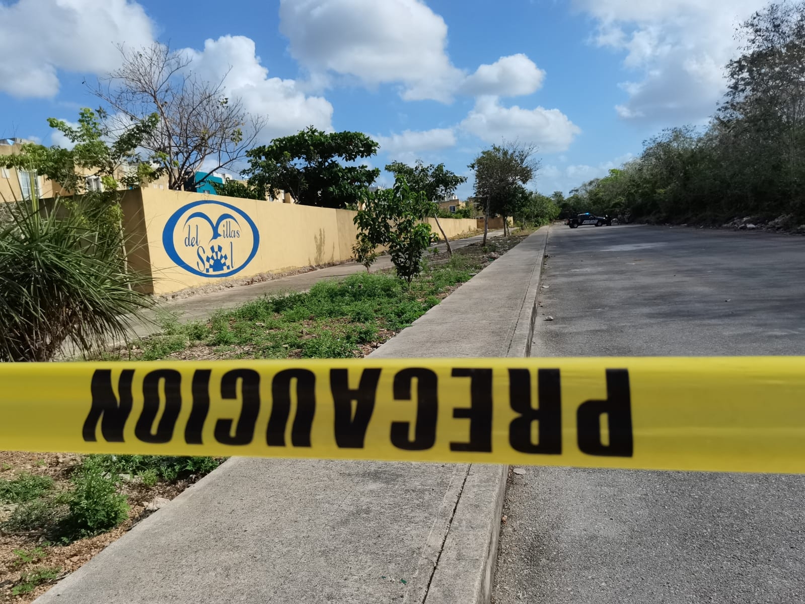 Los policías acordonaron la zona del hallazgo de los cadáveres en Villas del Sol para permitir la llegada del Semefo Playa del Carmen