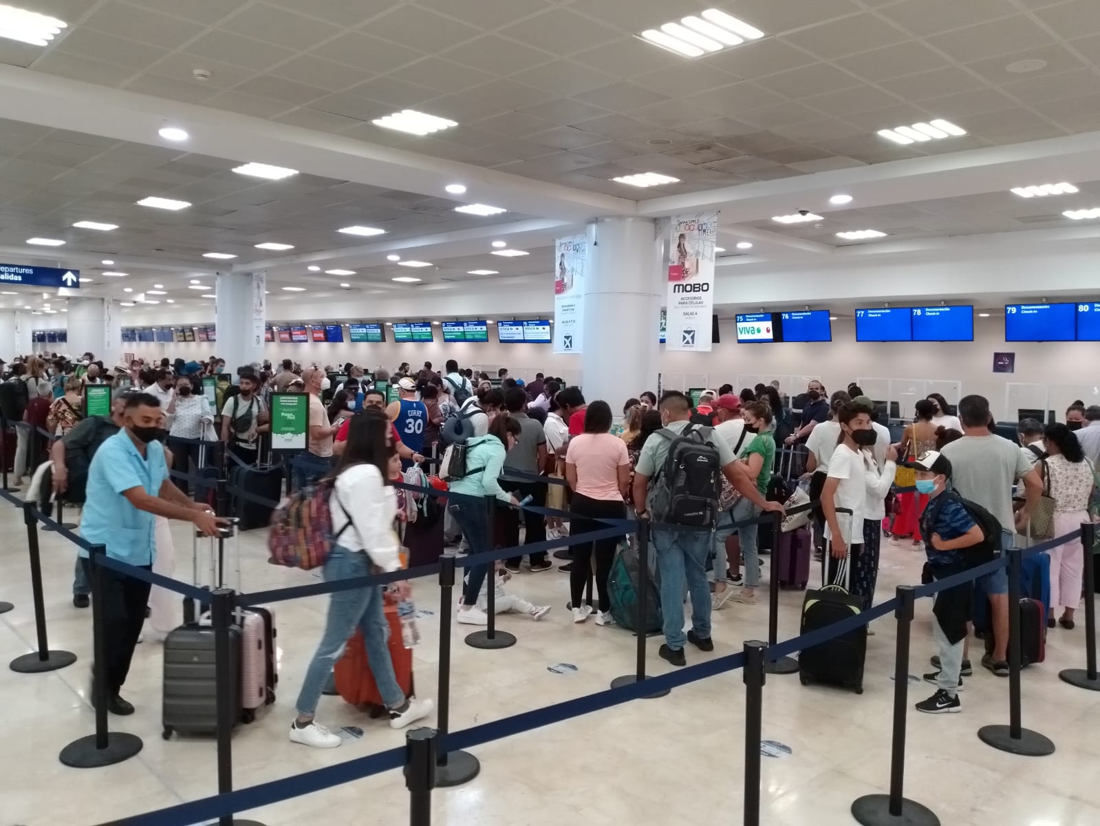 Atrasan vuelo de salida a Colombia en el aeropuerto de Cancún: VIDEO