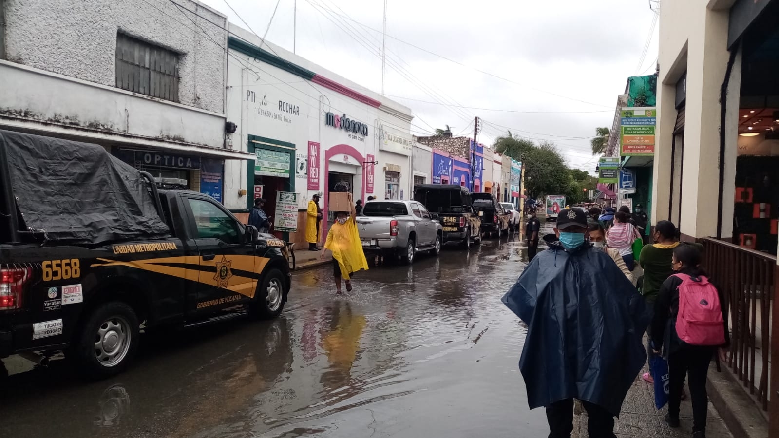 El convoy llamó la atención de transeúntes que se encontraban en el Centro de Mérida