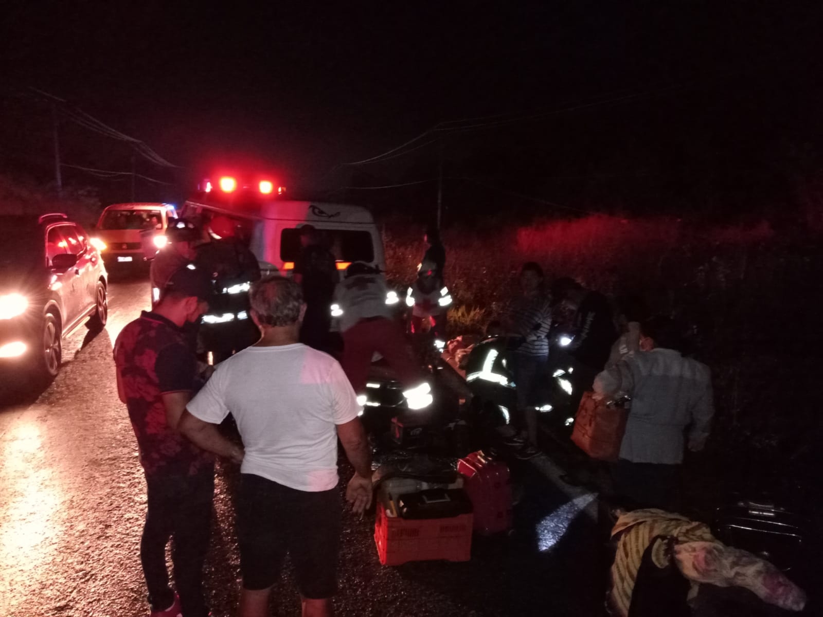 Accidente sobre la carretera Leona Vicario-Cancún deja un muerto y varios heridos: VIDEO