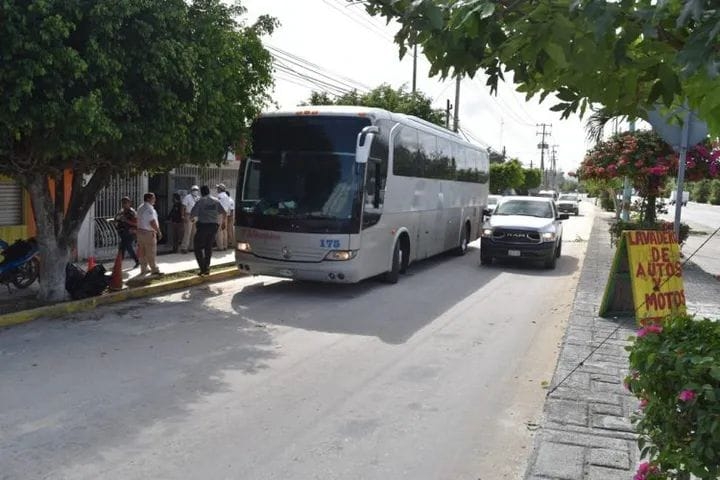 Detienen a 35 migrantes indocumentados a bordo de un camión de turistas en Campeche