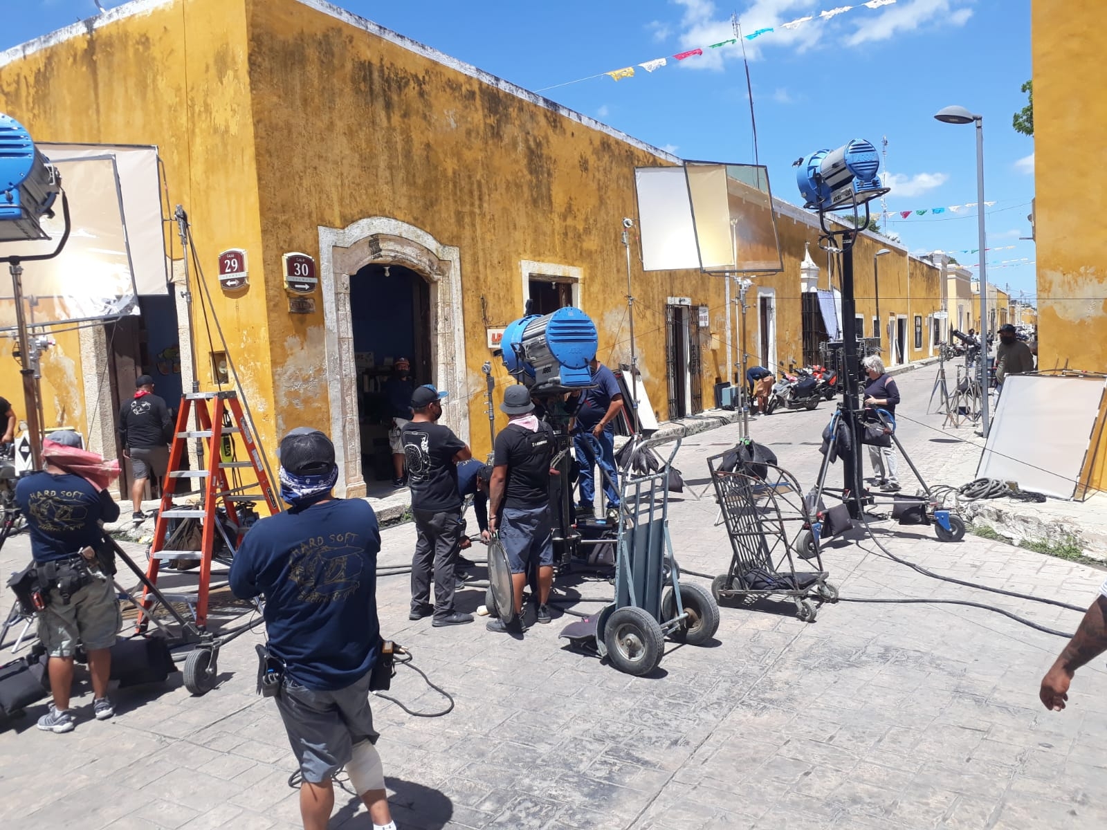 Izamal, Yucatán, se llena de cámaras y reflectores por la grabación de una película
