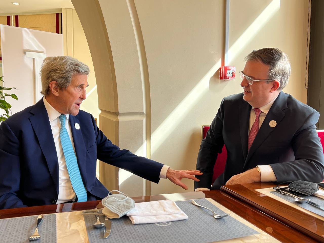 Ebrard se reúne con John Kerry, enviado especial de EU para el cambio climático
