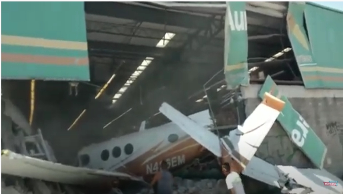 Avioneta se impacta contra un Aurrerá de Morelos; se reportan heridos: VIDEO