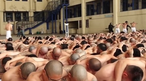 Cientos de detenidos son expuestos ante la cámara para mostrar el trato en la cárcel. Foto: Captura de pantalla