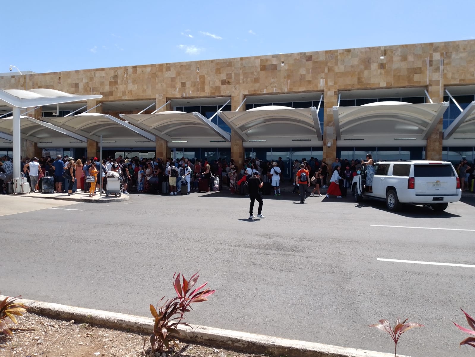 Ante el reporte de una balacera, viajeros en el aeropuerto de Cancún  vivieron momentos de miedo en lo que la Guardia Nacional realizaba las indagatorias sobre lo ocurrido