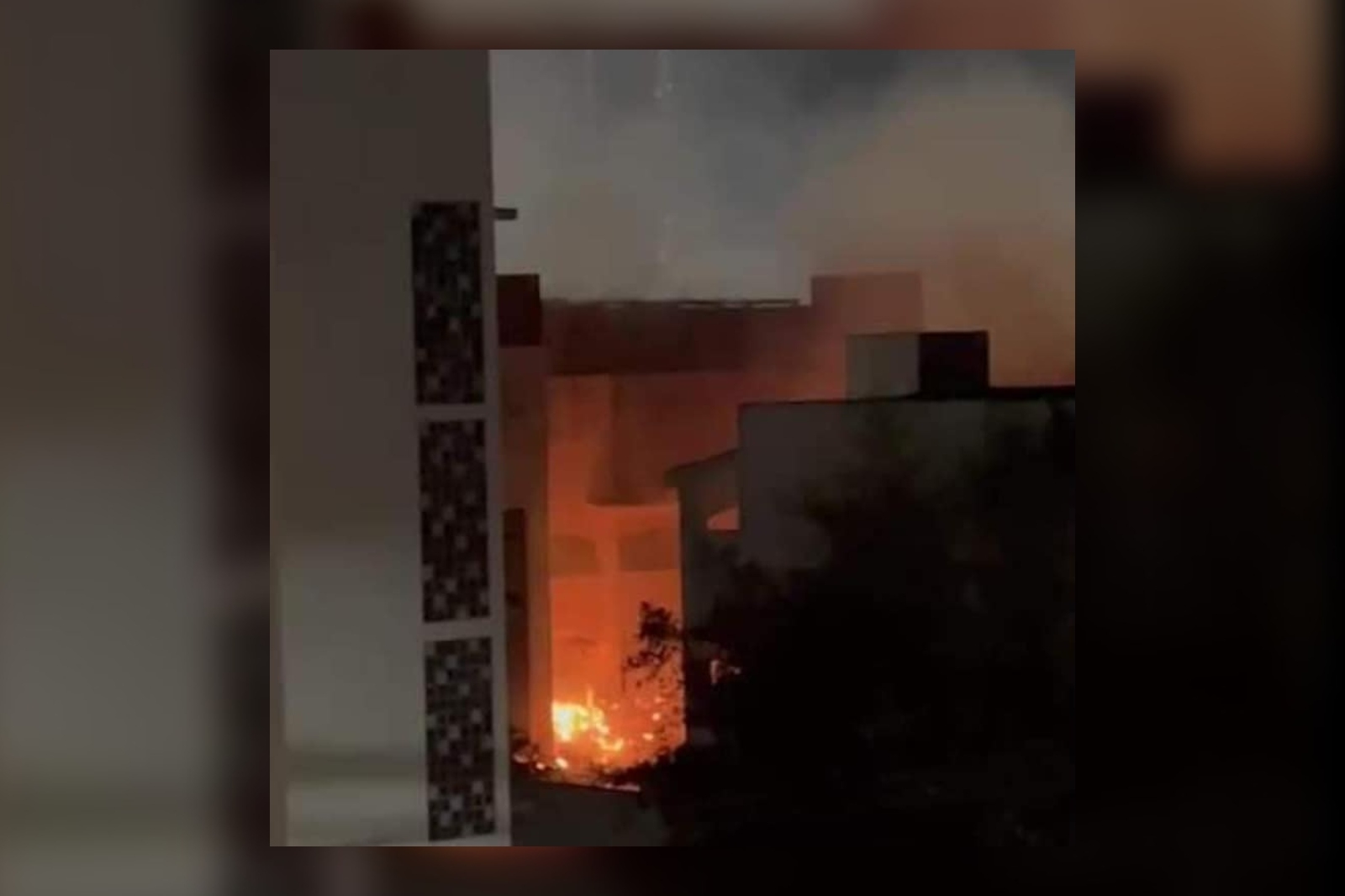 Incendio consume palapa de hotel frente al Ayuntamiento en Playa del Carmen