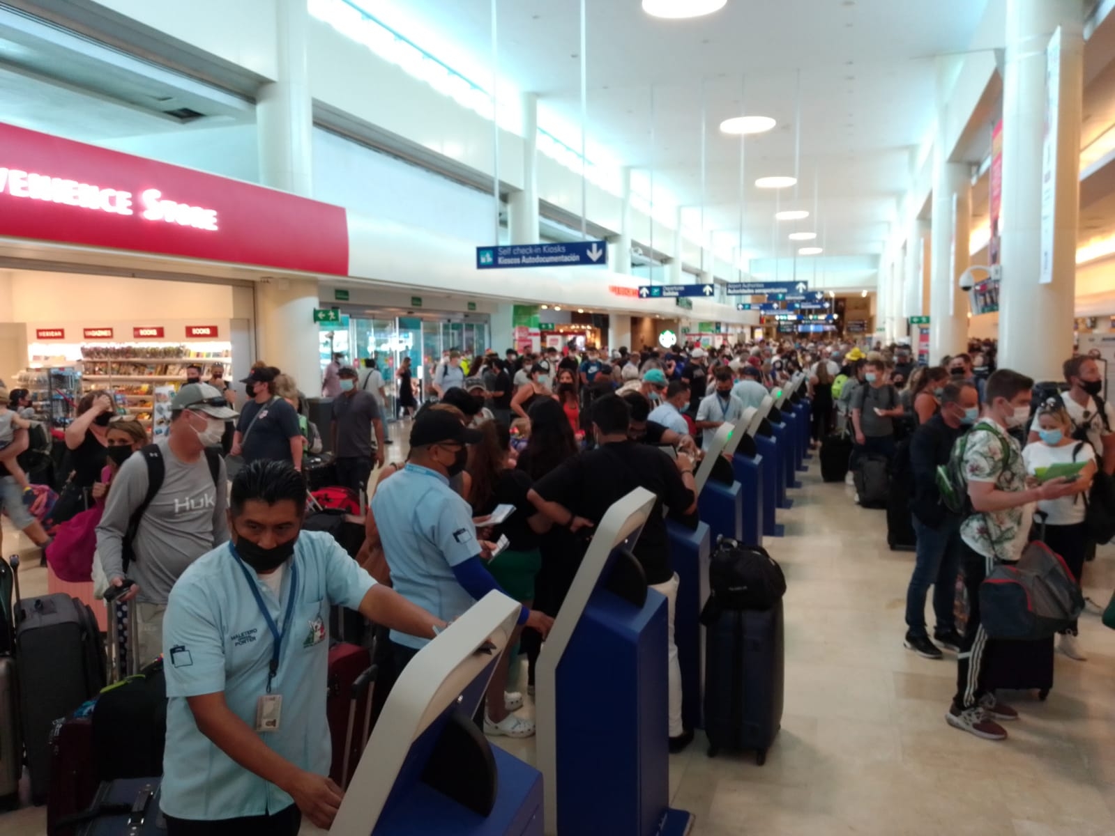 Viajeros extranjeros indicaron que lo ocurrido ayer en el aeropuerto de Cancún es un antecedente para que las autoridades eviten estas situaciones
