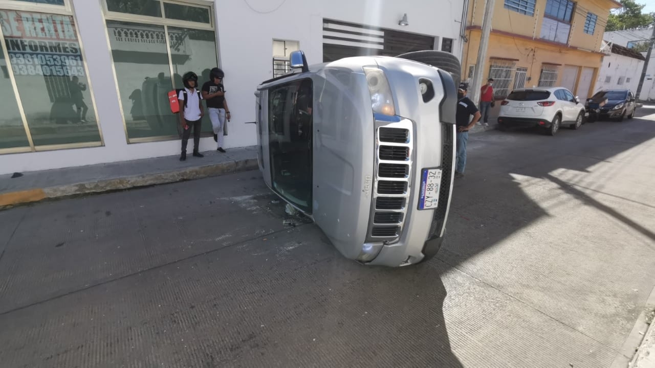 Conductor provoca volcadura y crisis nerviosa a dos mujeres en Ciudad del Carmen