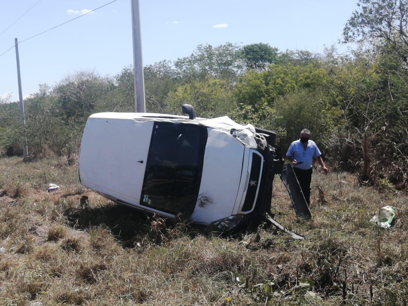 Conductor pierde el control y vuelca en la carretera Mérida-Progreso