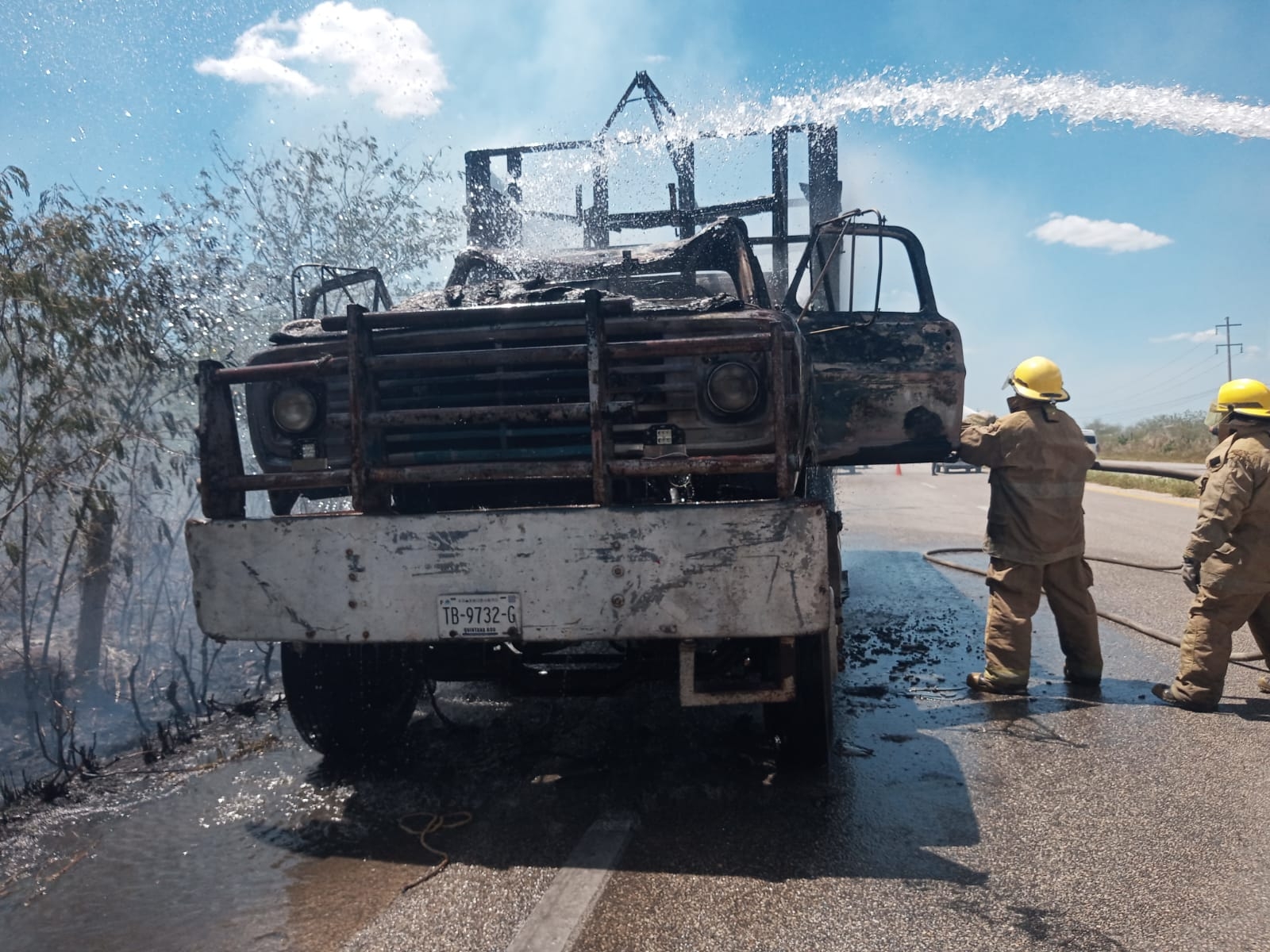 Cortocircuito provoca incendio de una camioneta en la carretera a Motul