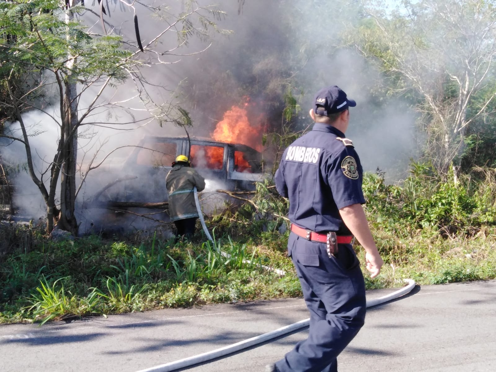 Se incendia camioneta tras accidente en la carretera Mérida-Tizimín