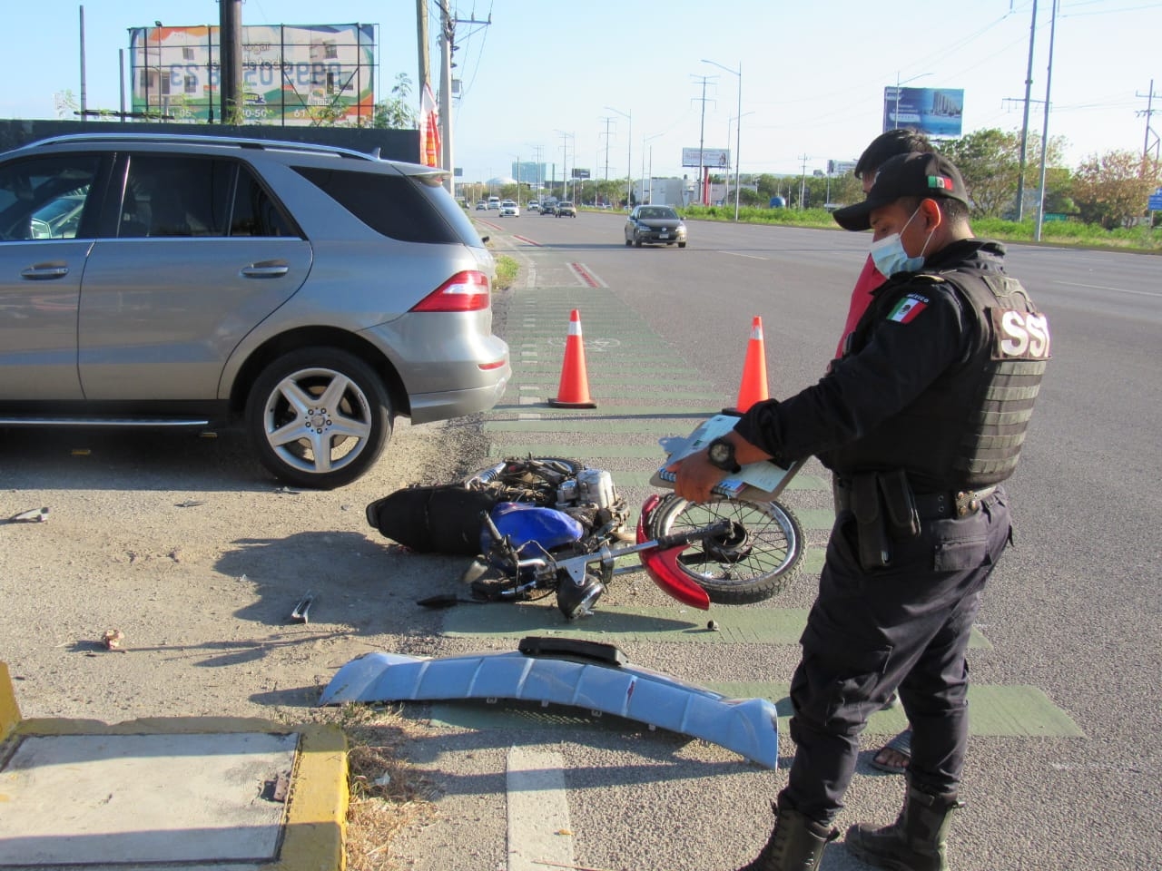Camioneta golpea y lesiona a un motociclista en la carretera Mérida-Progreso