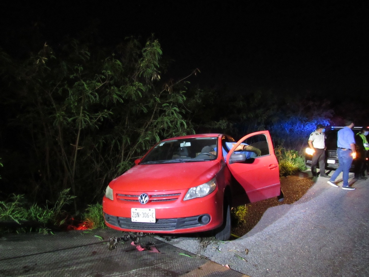 Maniobra temeraria al volante provoca que un auto se salga de la carretera Mérida-Celestún