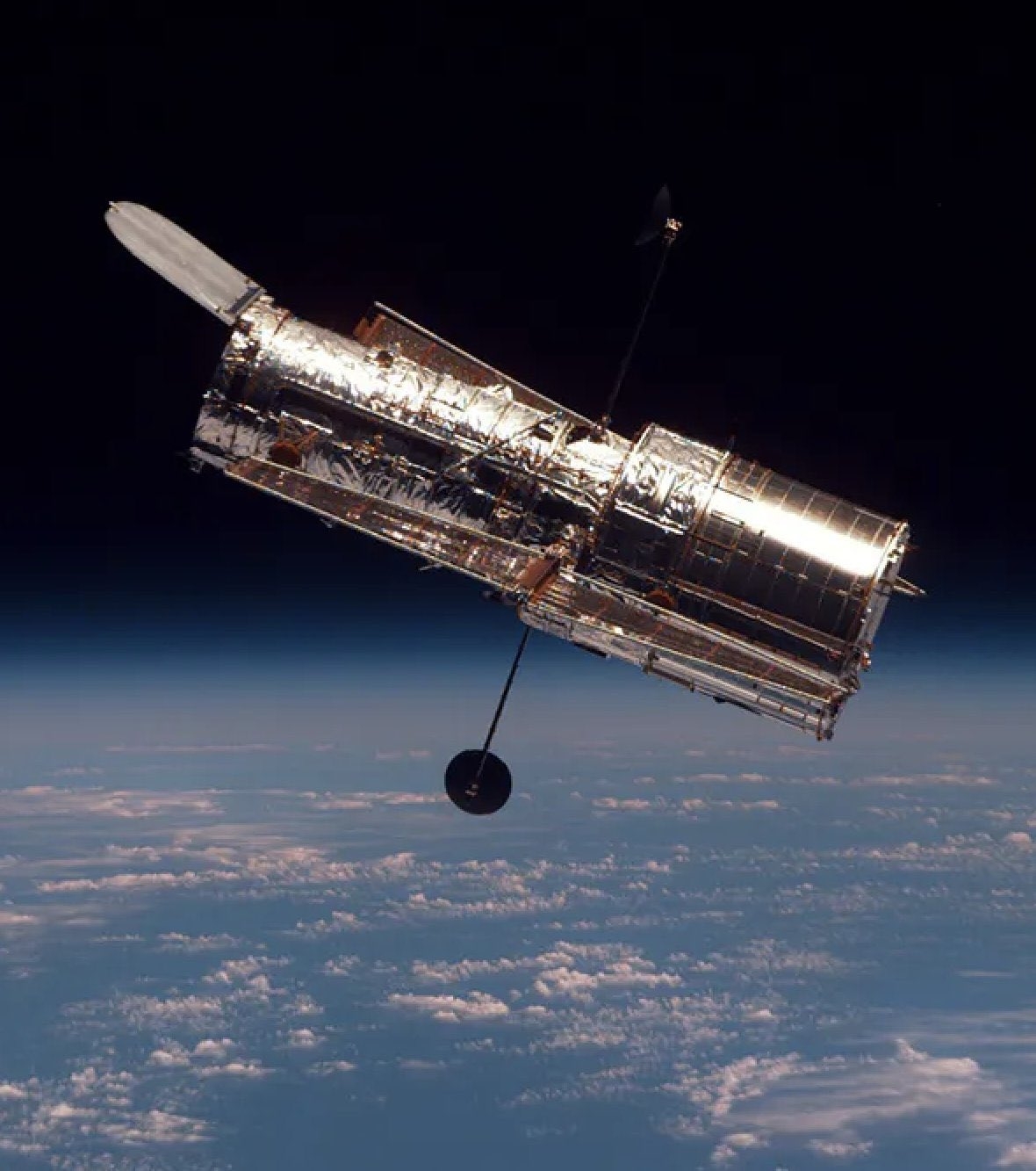 Hubble permanece en el espacio capturando estrellas y lejanas constelaciones