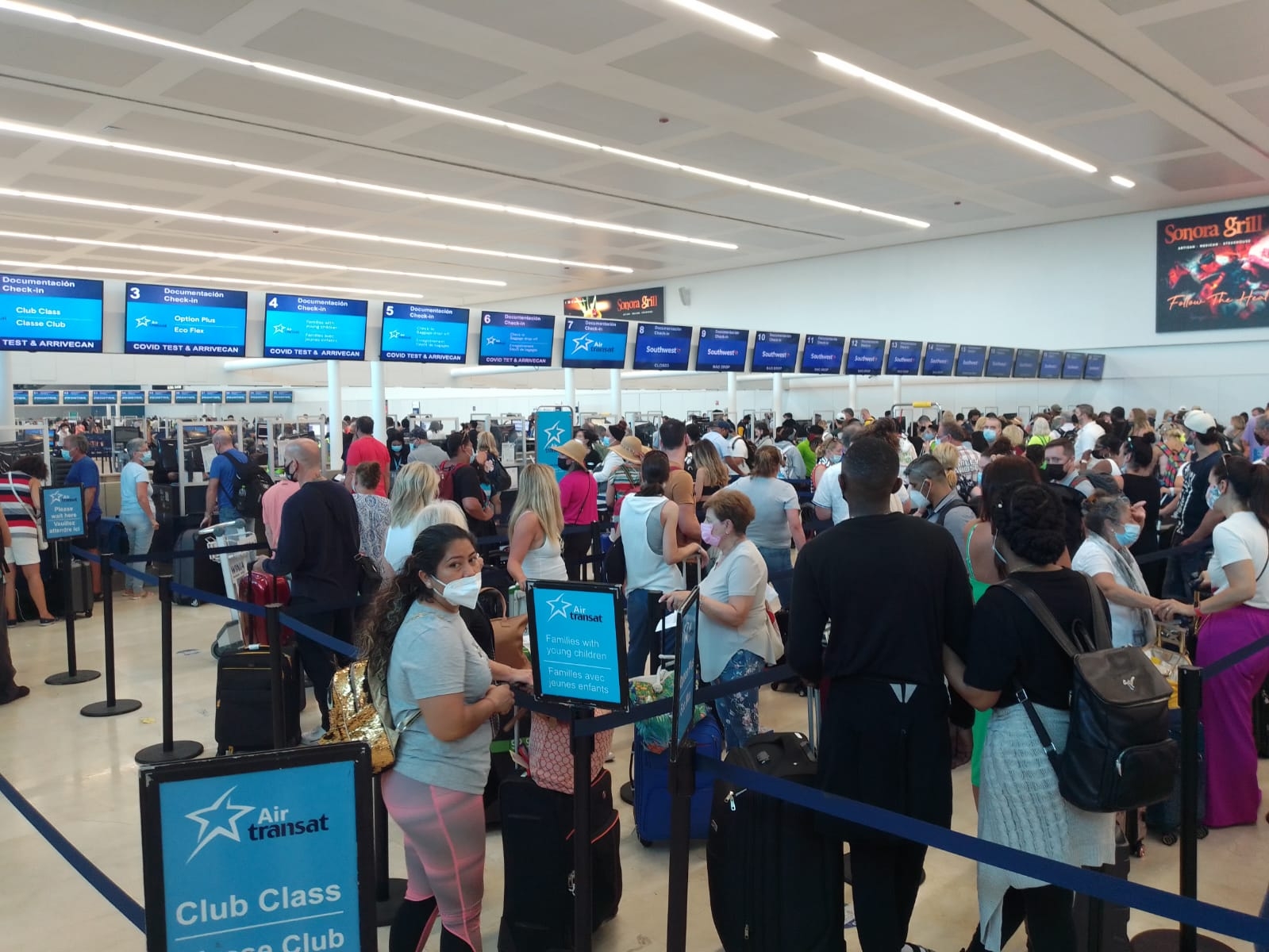 Los pasajeros se mostraron molestos por los atrasos en sus salidas desde el Aeropuerto Internacional de Cancún
