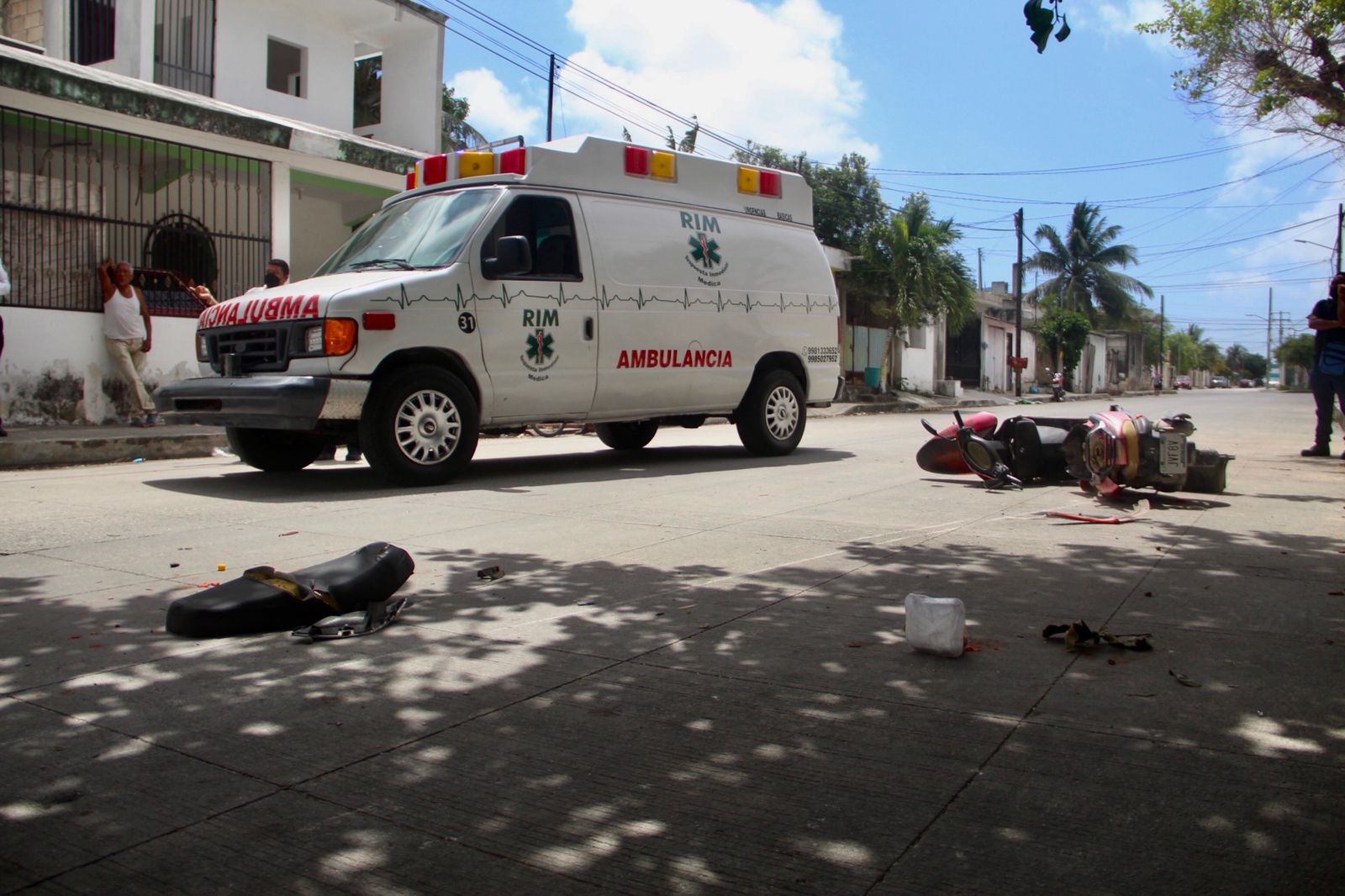 En Cancún, una motociclista termina en el hospital por 'volarse' un alto