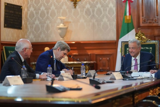 AMLO califica reunión con John Kerry como amistosa, necesaria y benéfica
