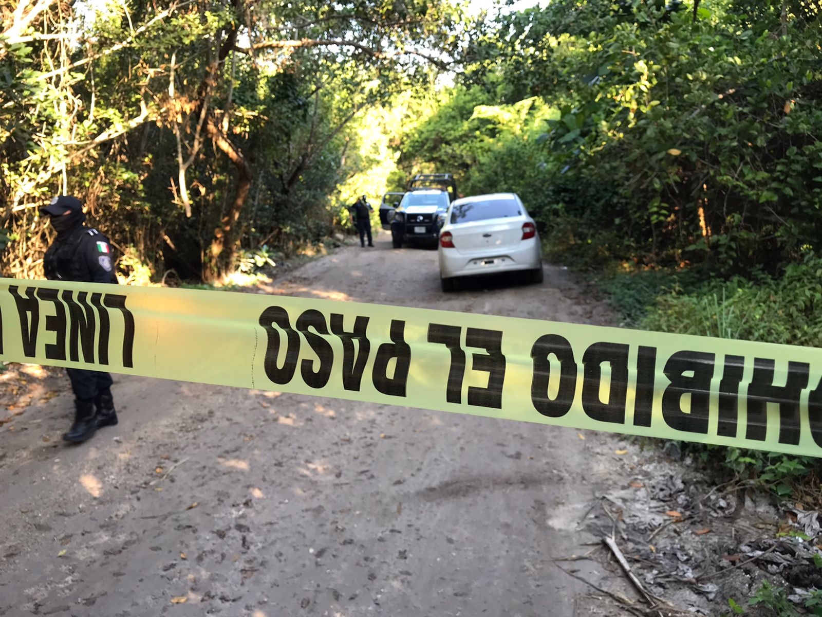 Elementos policiacos acordonaron la zona del hallazgo del cadáver en descomposición de una persona en Cancún