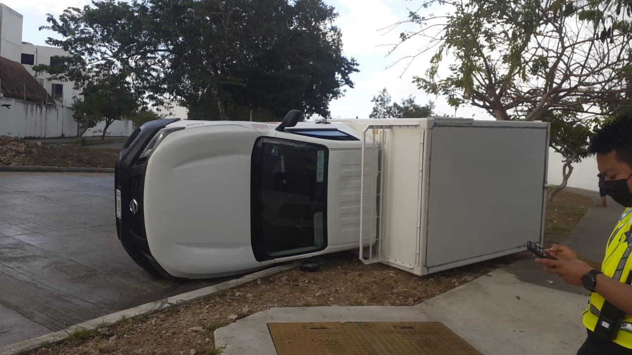 El conductor de la camioneta de Barcel resultó ileso tras el accidente en el fraccionamiento Natura de Playa del Carmen