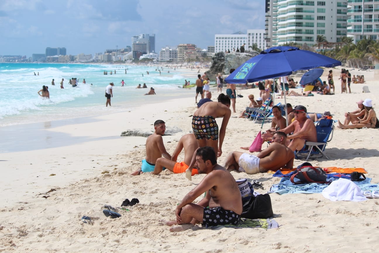 Los turistas extranjeros y nacionales visitaron las playas de la Zona Hotelera de Cancún para admirar la belleza del Caribe Mexicano