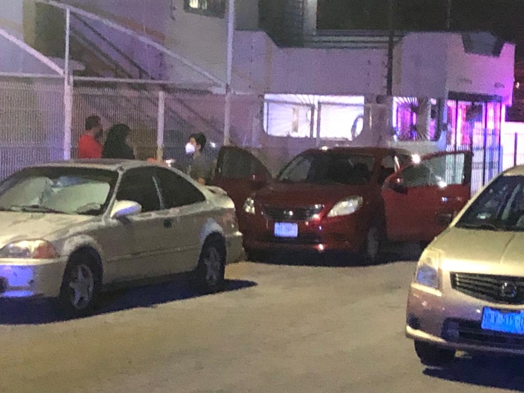 Vecinos encuentran a mujer muerta en el interior de su auto en Cancún