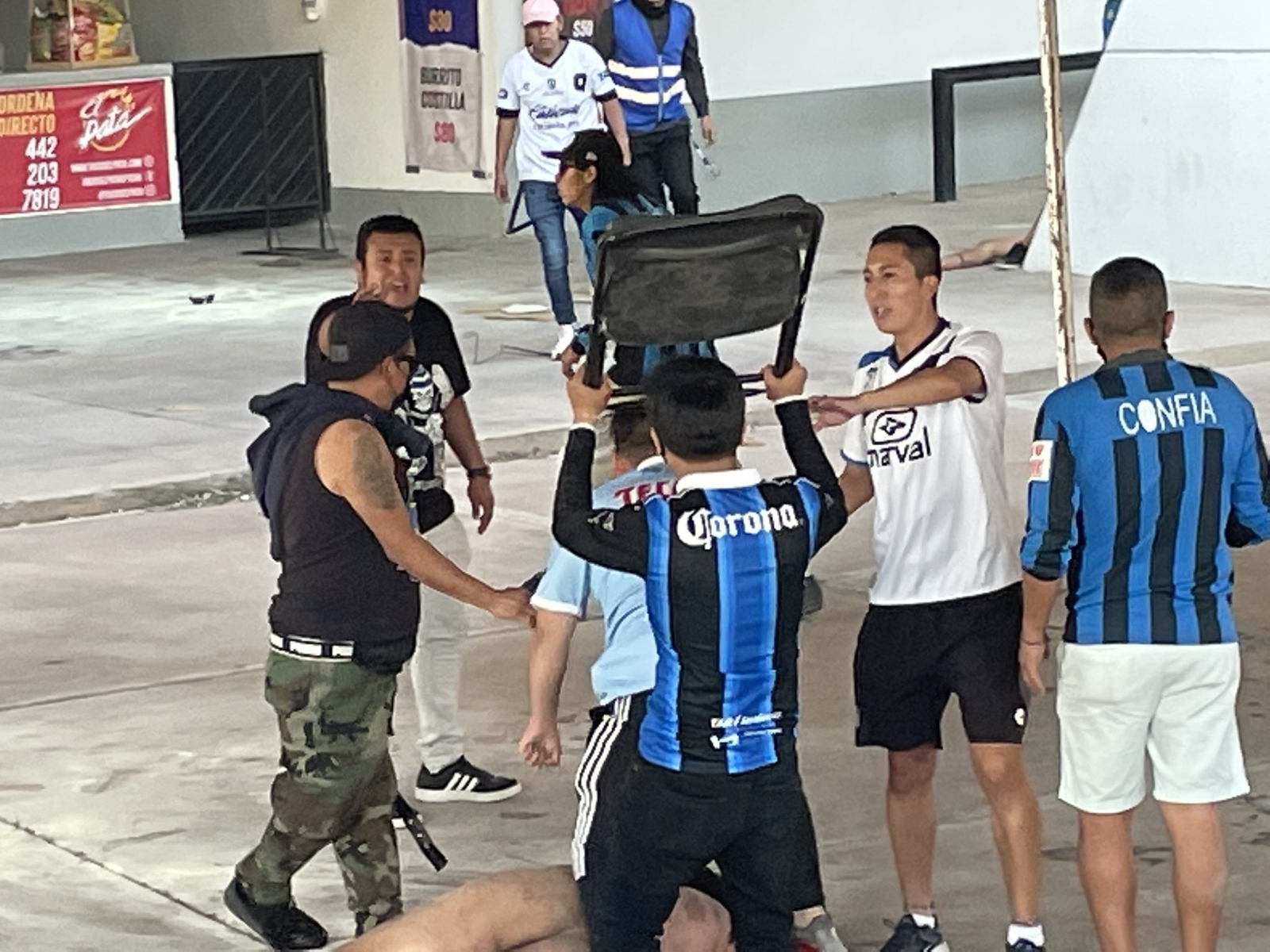 En un video grabado por aficionados del Querétaro se ve como seguidores del Atlas comienzan a insultar e incitar a pelearse con los aficionados del equipo contrario