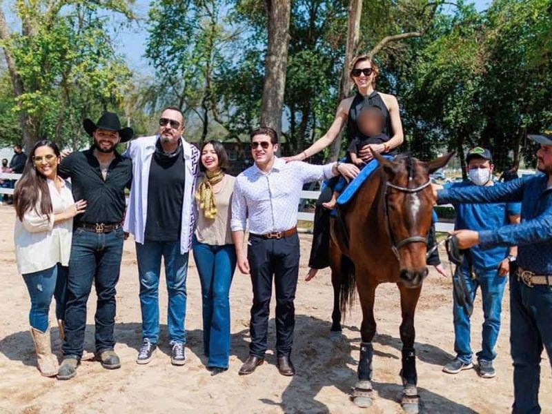 Después de gran show, la familia Aguilar es sorprendida por el gobernador Samuel García y Mariana Rodríguez