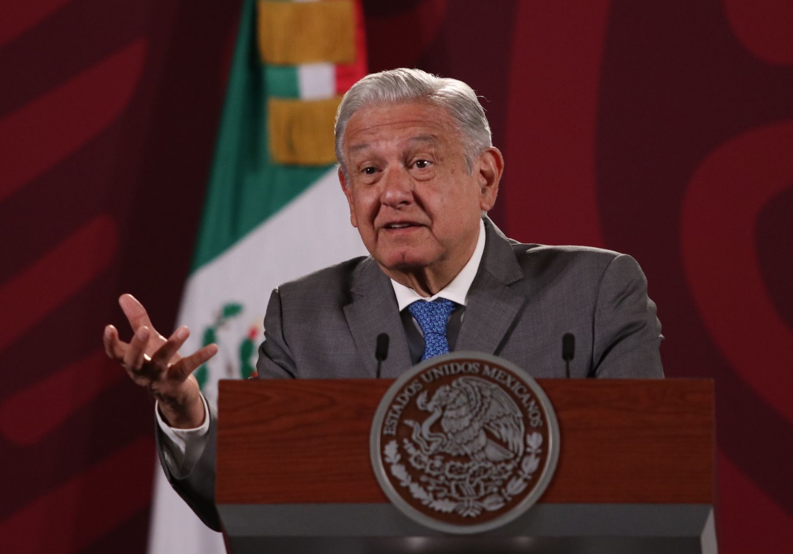 AMLO pide moralizar el país tras pelea entre el Querétaro y Atlas