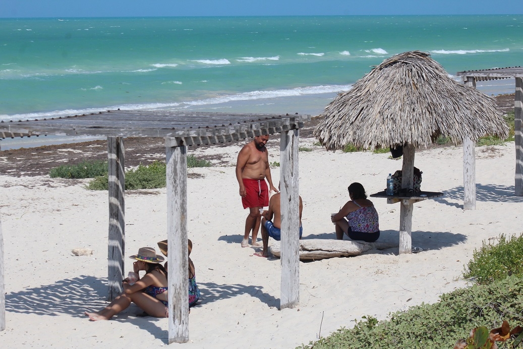 Cancunito es un área en la que se puede acceder fácilmente al mar, ubicada después del puente que se encuentra rumbo a Las Coloradas