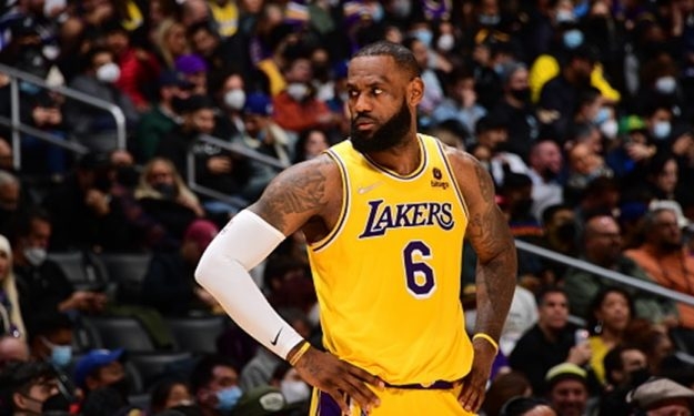 LeBron James se plantea el retiro tras la eliminación de los Lakers y cimbra a la NBA