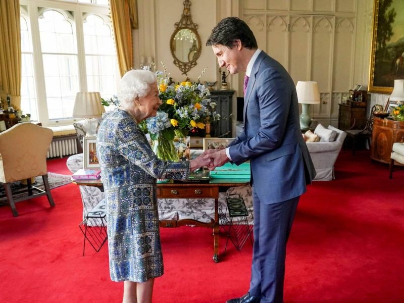 Reina Isabel se reúne con Justin Trudeau y da ramo de flores con colores de bandera de Ucrania