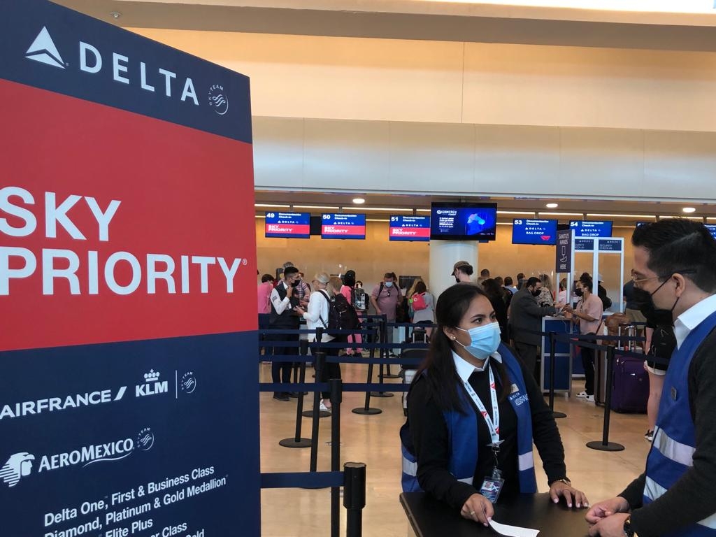 Personal de Delta Air Lines asignó una fila especial a los pasajeros del vuelo que regresó por una emergencia a Cancún