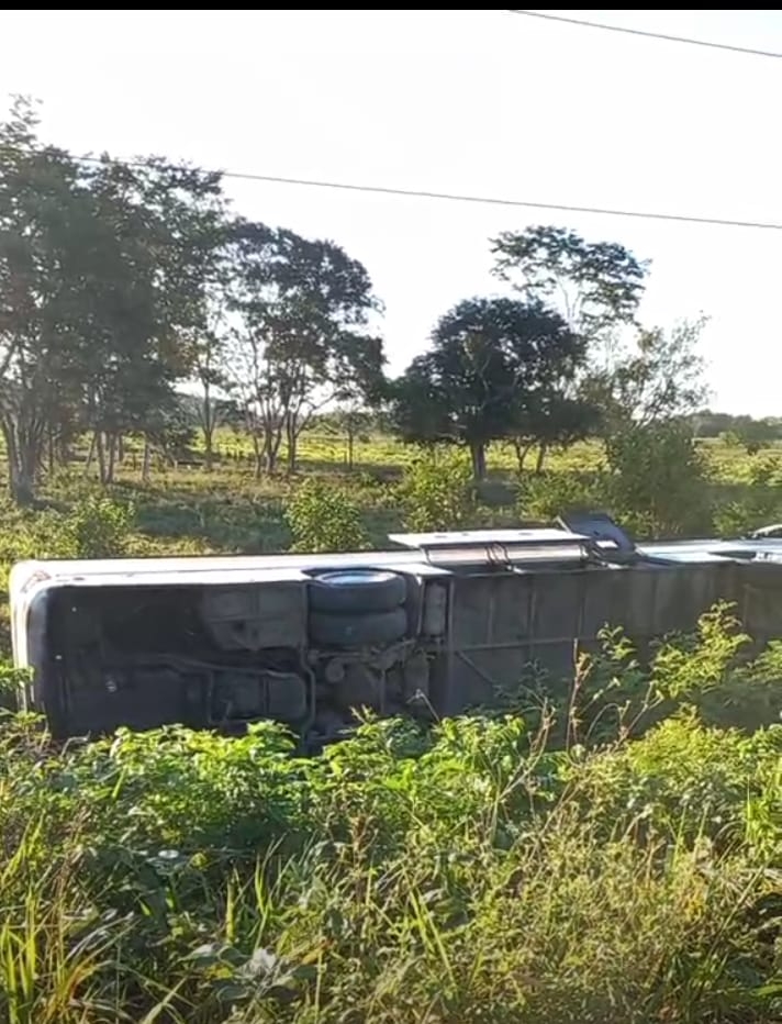 Vuelca camión con turistas en Campeche; hay 10 lesionados