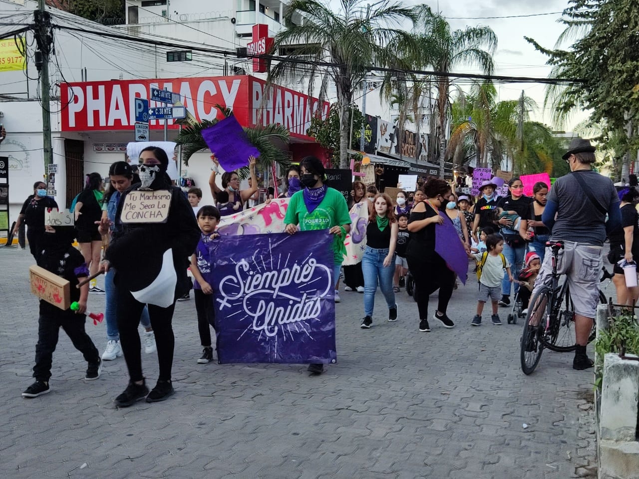 Feministas de Playa del Carmen exigen justicia en marcha del 8M: VIDEO