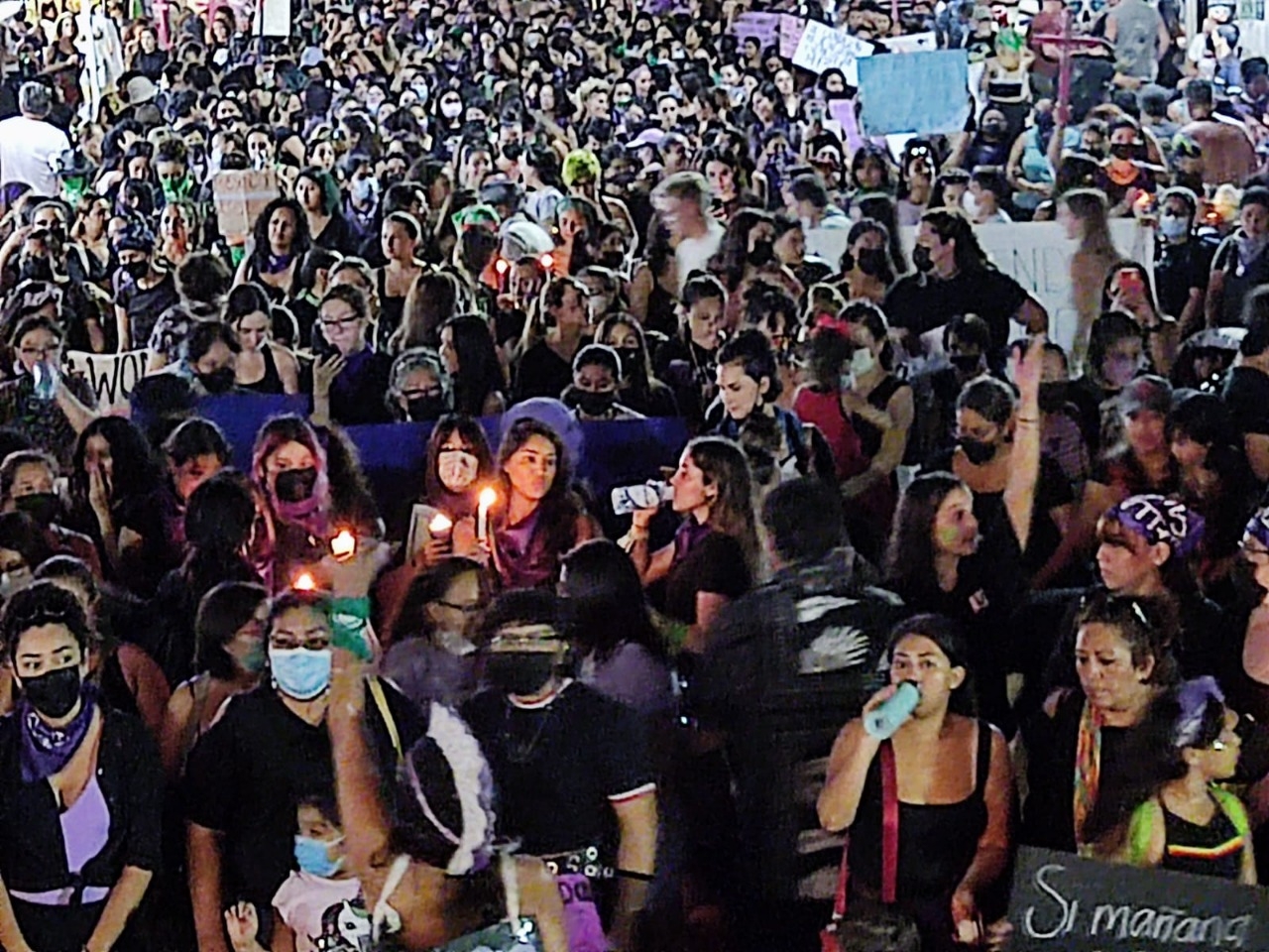 Feministas abarrotan la Quinta Avenida en protesta del 8M en Playa del Carmen
