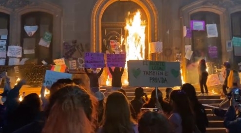 Incendian puerta de Palacio de Gobierno en Monterrey en protesta por el 8M