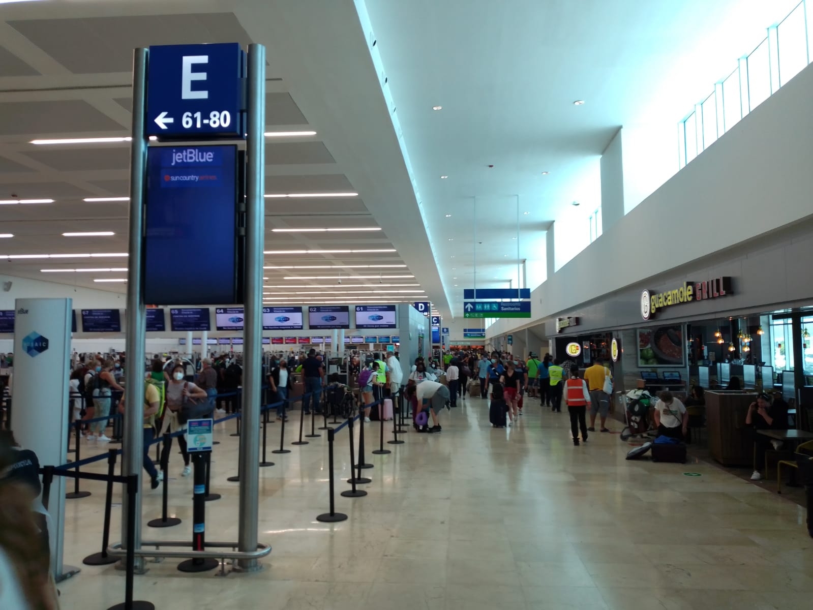 Las terminales del Aeropuerto Internacional de Cancún lucieron con aforo debido a los vuelos demorados