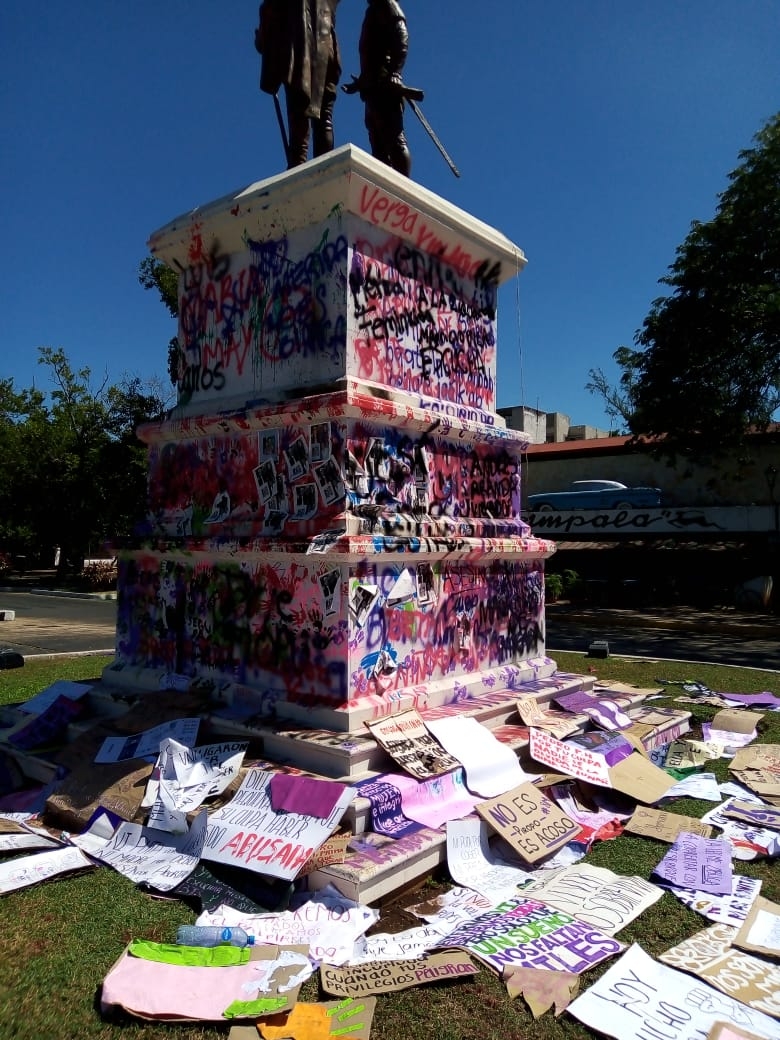 La Glorieta ubicada frente al remate de Paseo de Montejo seguía luciendo los mensajes de las manifestantes