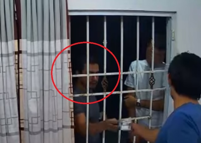 Turista chino exhibe al hombre que lo drogó para robar sus pertenencias en Campeche