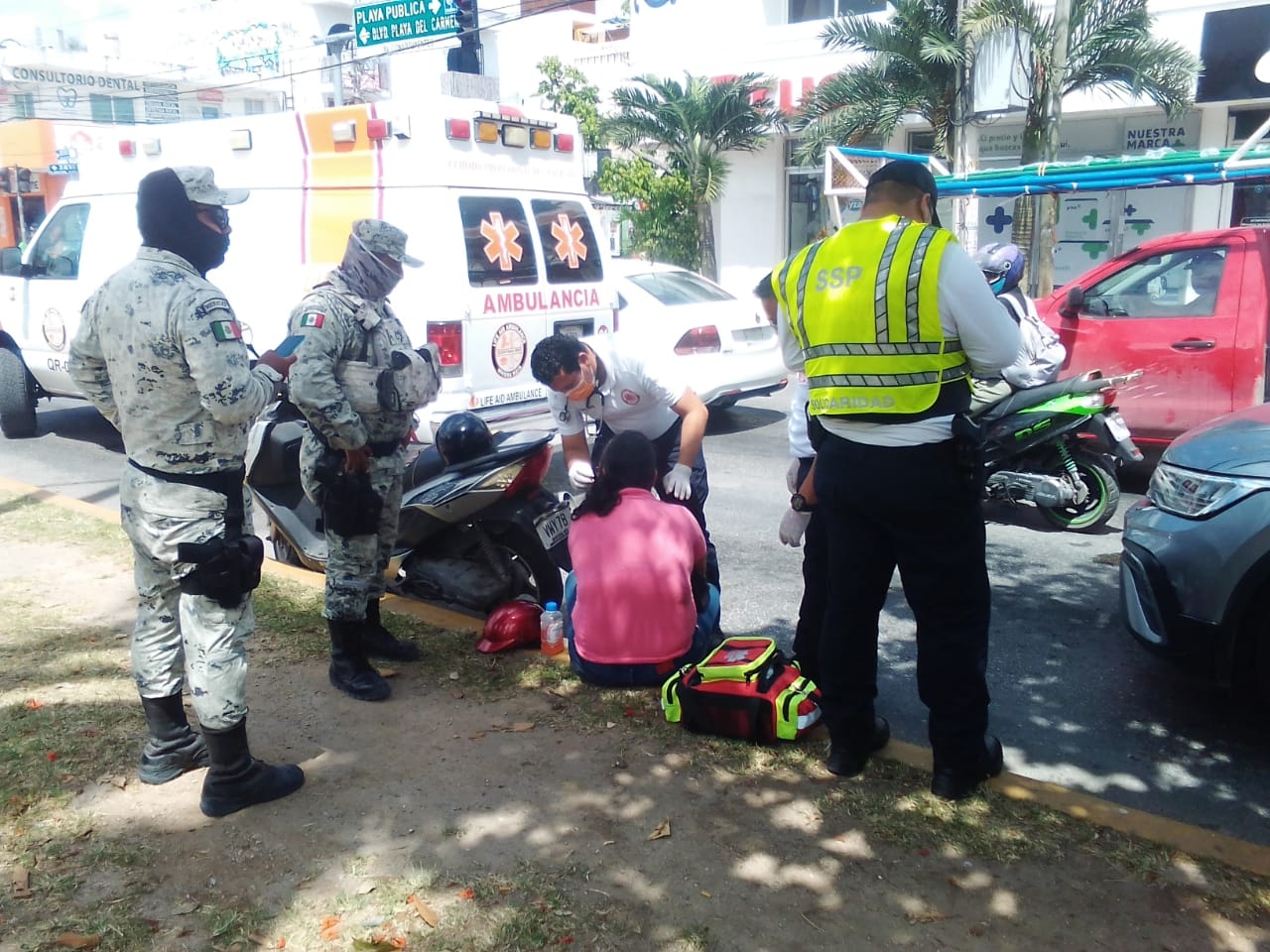 Paramédicos atendieron a la mujer lesionada tras ser impactadas por un carro en el Centro de Playa del Carmen