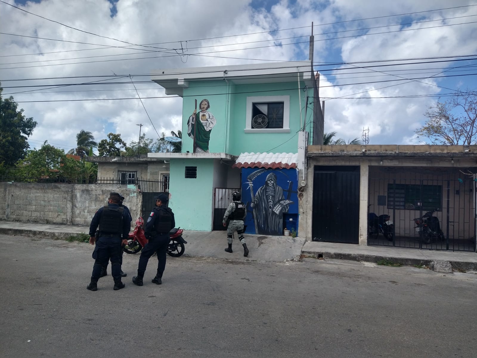 Detienen a una pareja que portaba un arma de fuego y drogas en Cozumel